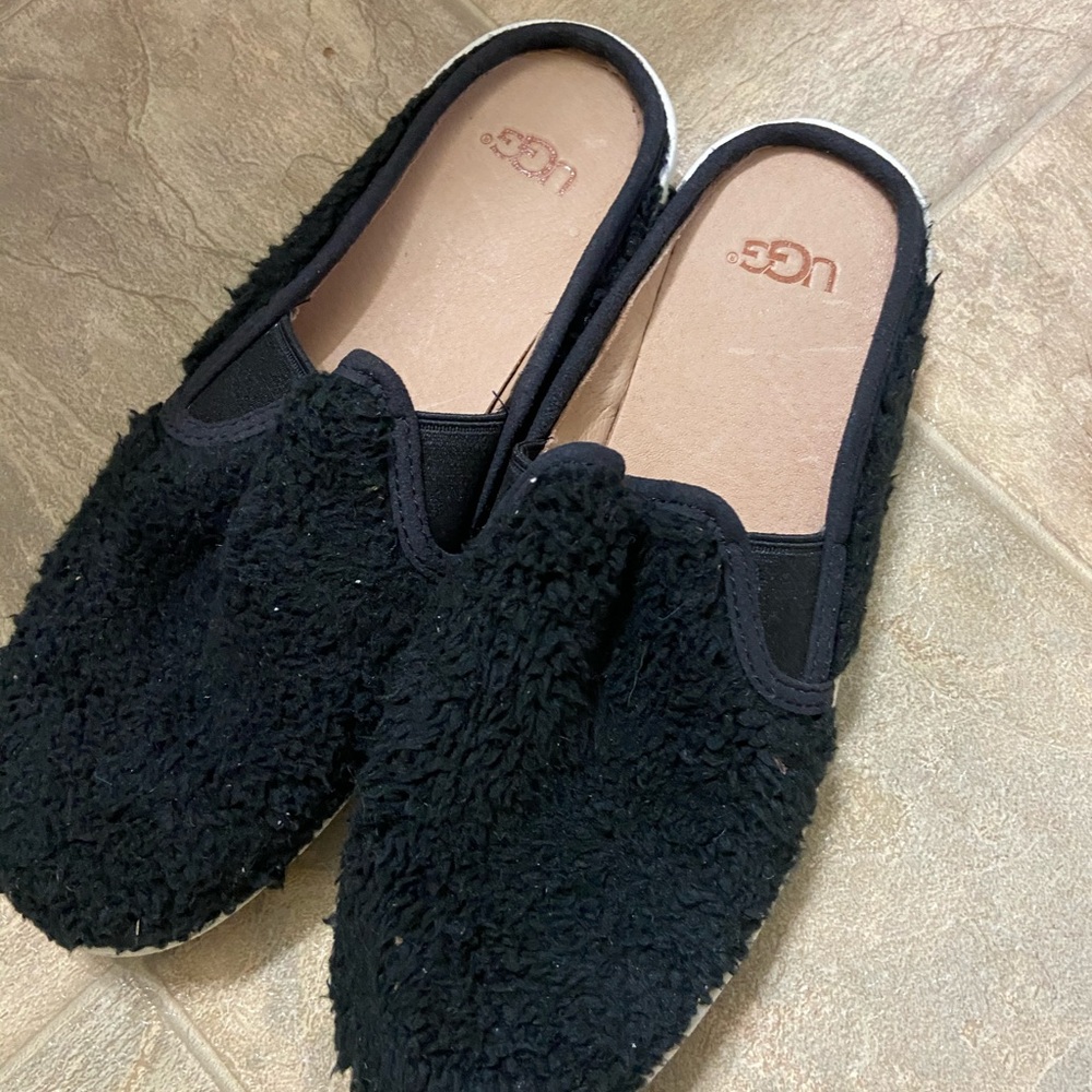 Ugg Sherpa slip on. Pre owned. Size 6.
